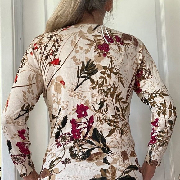 Button up sweater. Beige background floral and foliage print. Joseph A. Size m - Picture 4 of 4